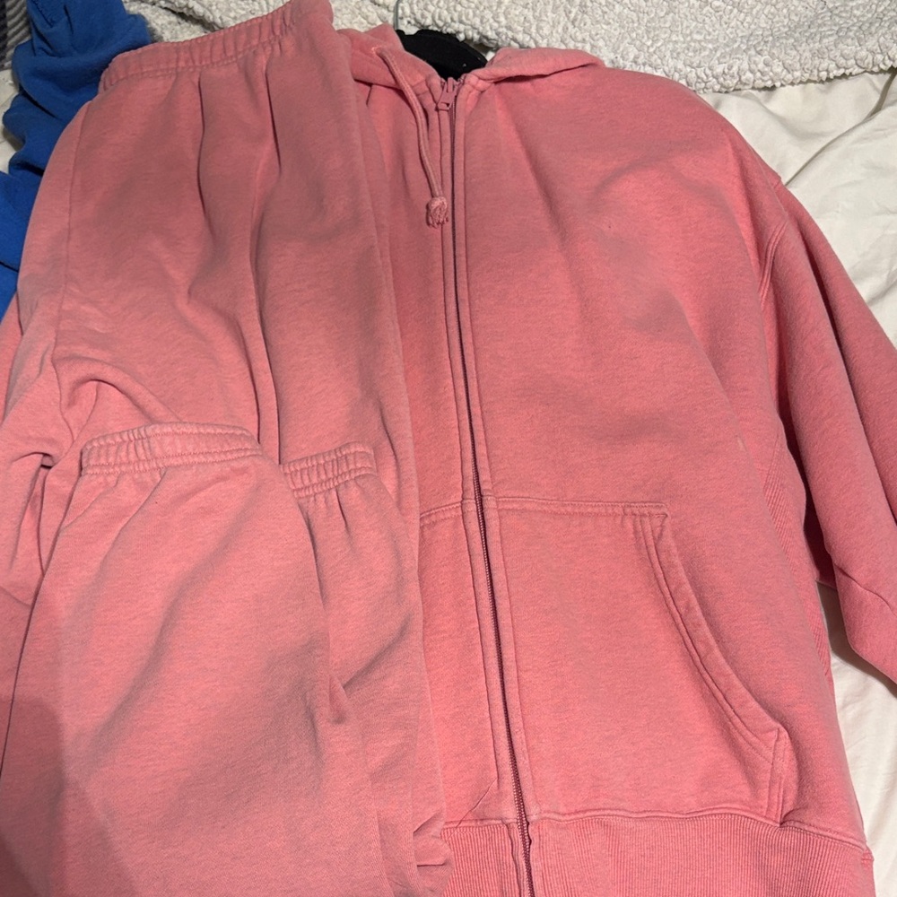TNA Pink Zip-Up Hoodie and sweats
#aritzia #sweatsuit